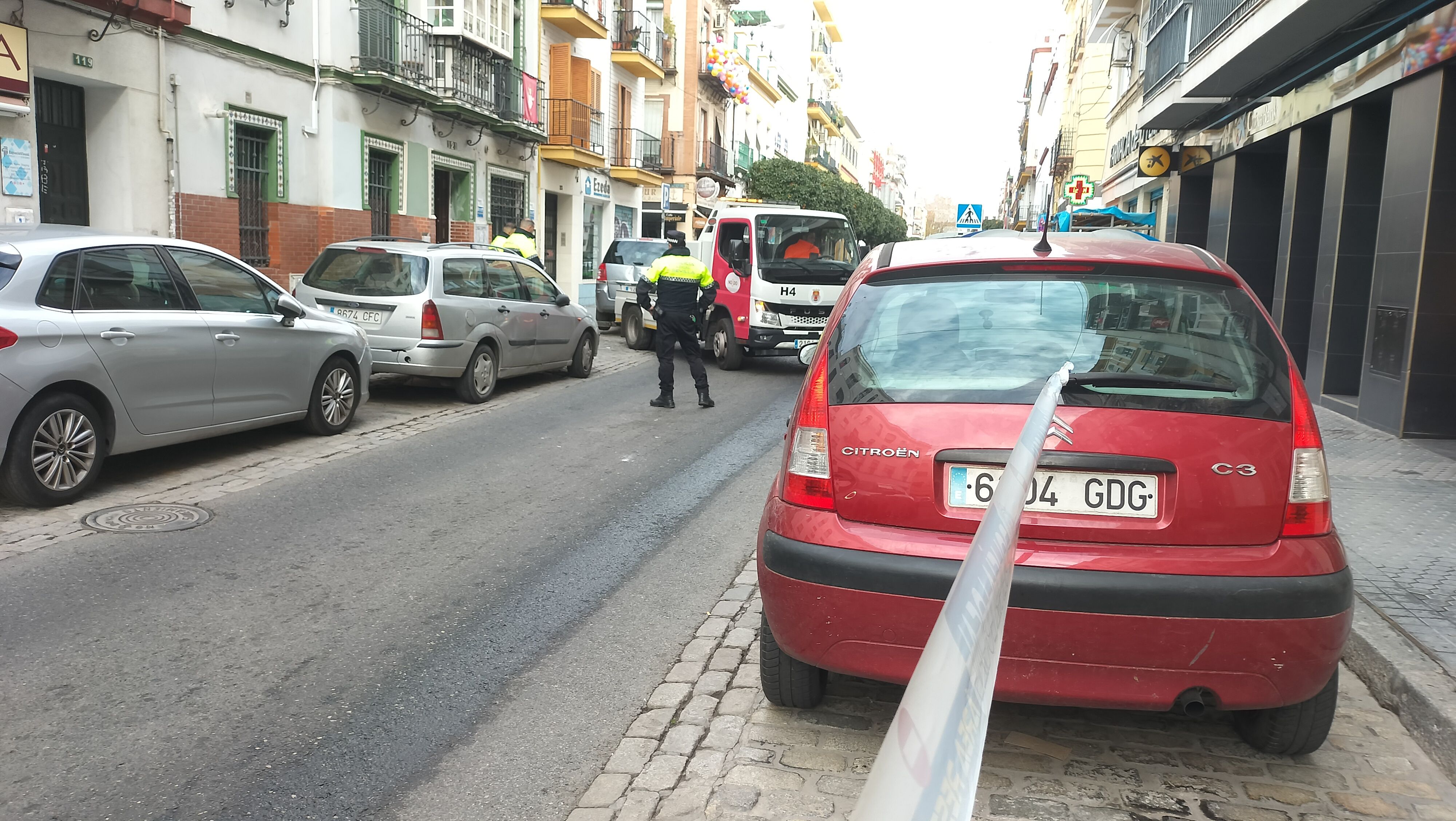 La Policía Local despeja los coches aparcados para la Cabalgata de Reyes en Sevilla.