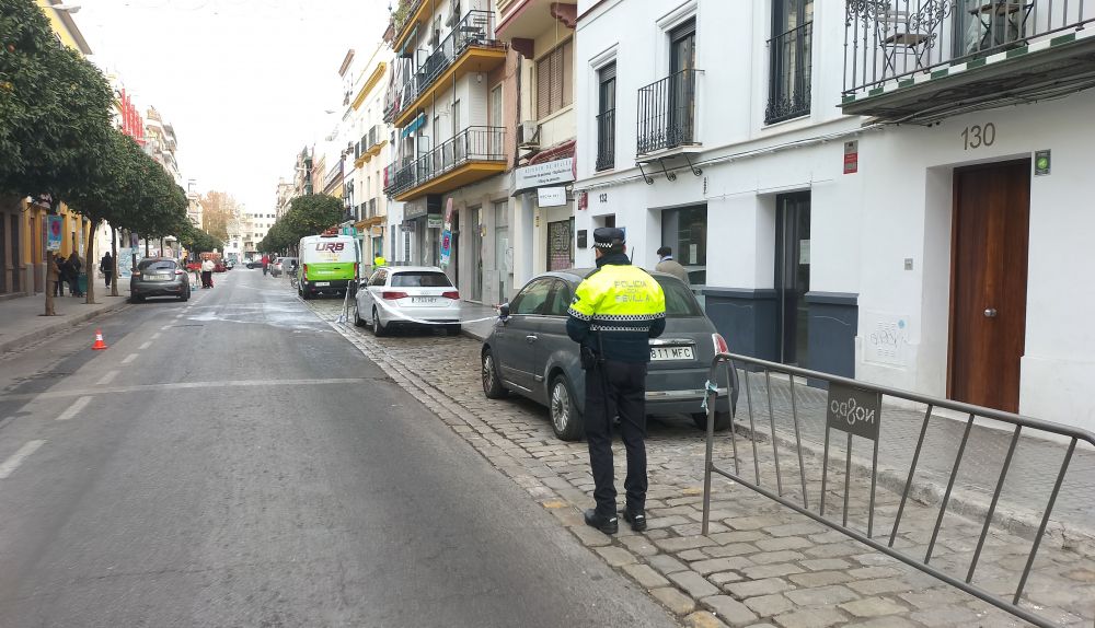 La Policía reorganiza las calles en Sevilla.