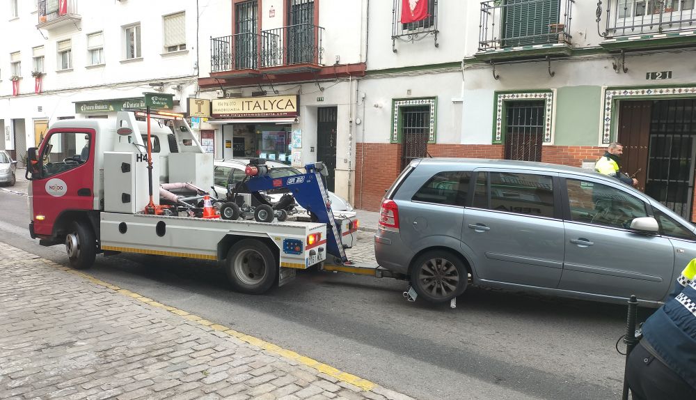 La Policía retira un vehículo aparcado.