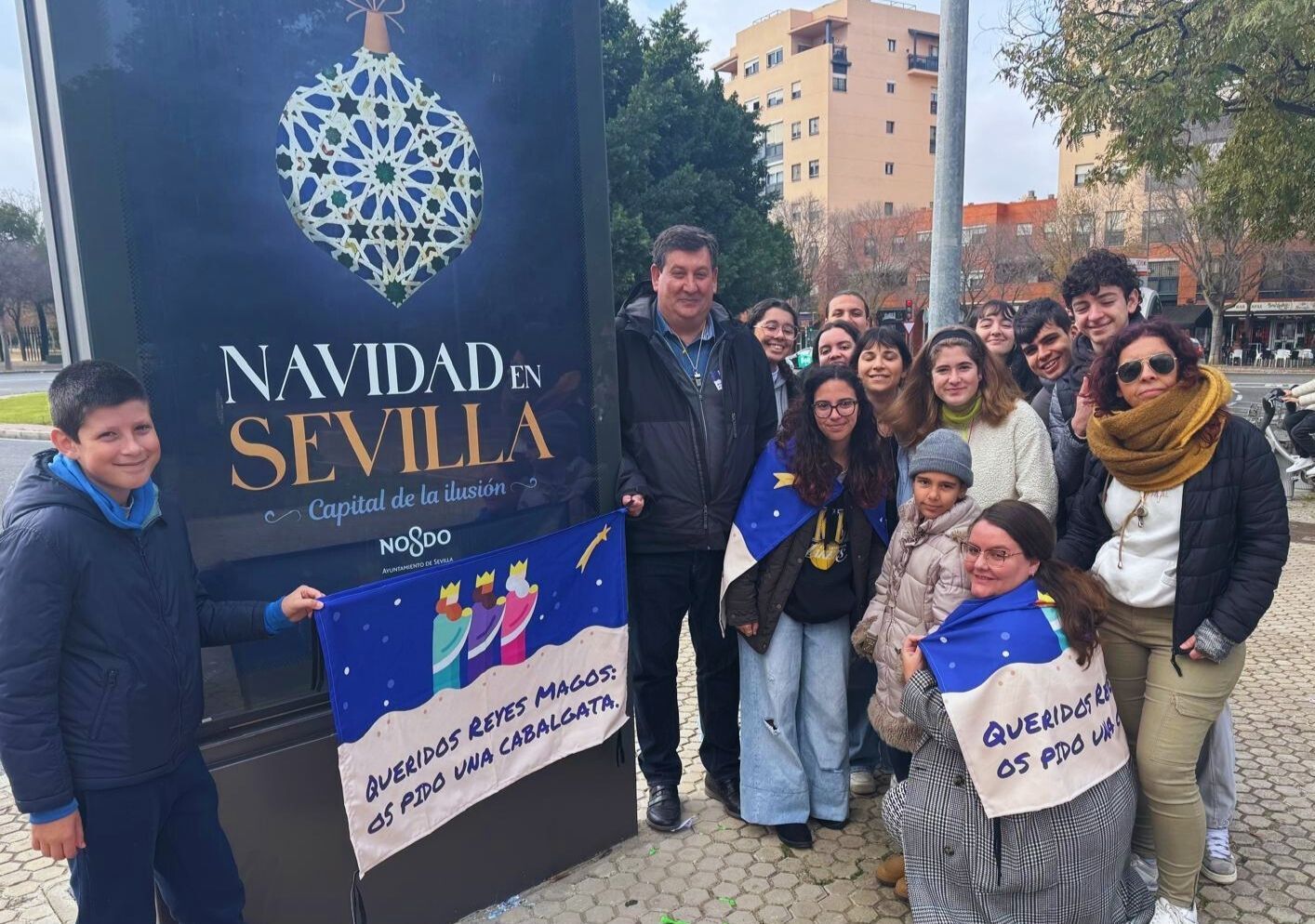 Algunos de los vecinos del Polígono Sur que se han manifestado por su Cabalgata de Reyes Magos.