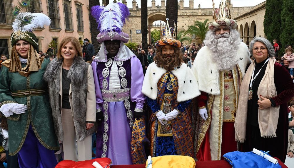 La alcaldesa, María José García-Pelayo, junto a los Reyes Magos.