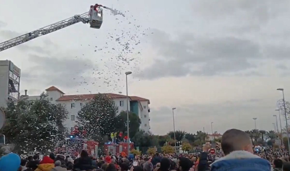 Los Bomberos participan en la Cabalgata de Mairena del Aljarafe, en Sevilla.