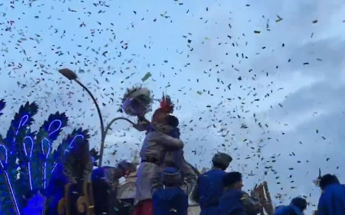 Pedida de matrimonio en plena Cabalgata de Reyes Magos en Sevilla. JAVIER FUENTES