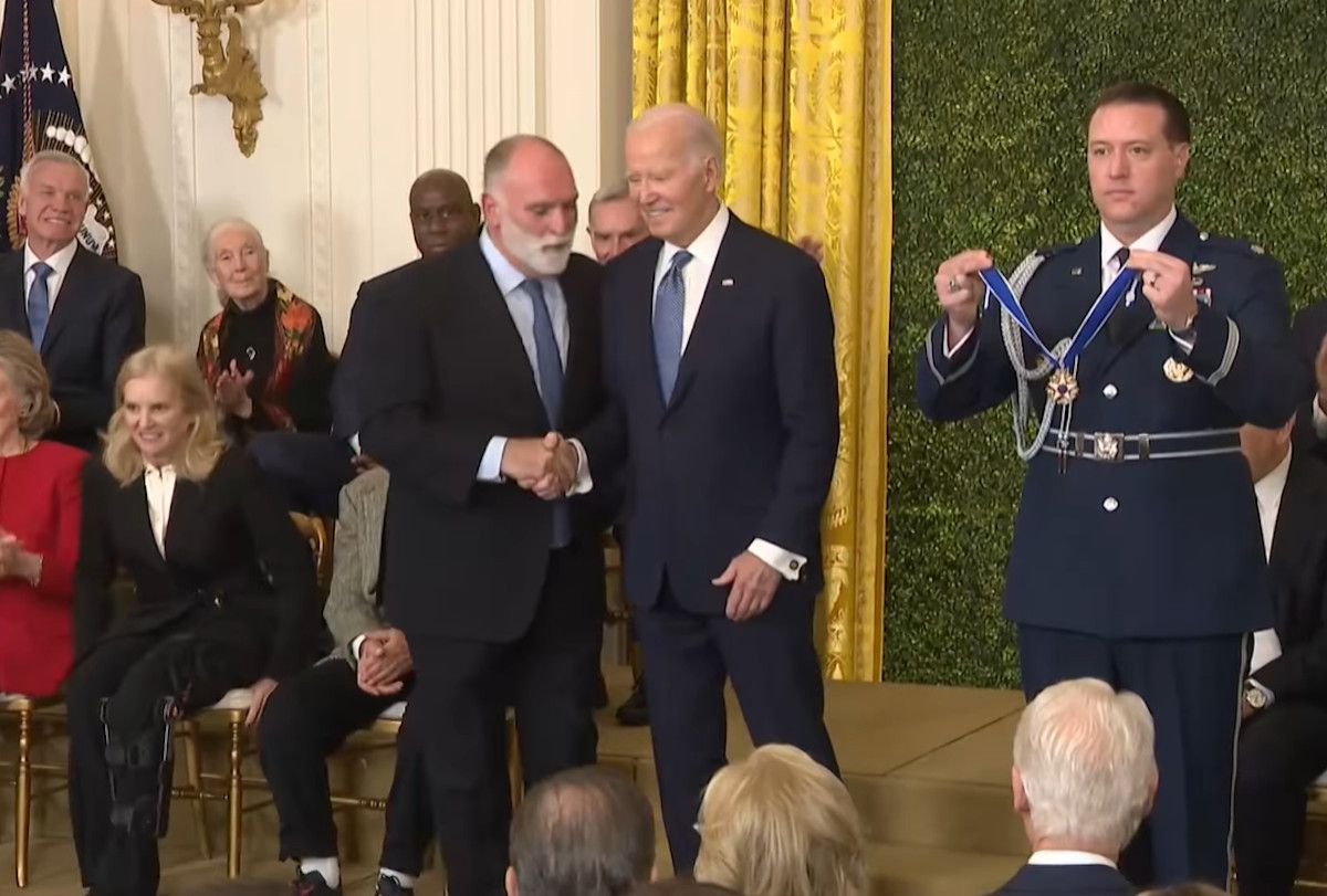 Joe Biden entrega la Medalla Presidencial de la Libertad al chef José Andrés.   RTVE