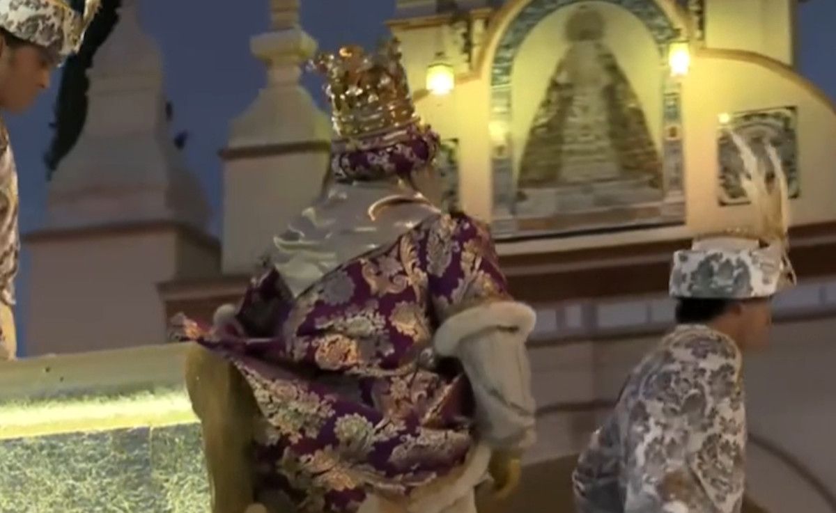 El Rey Gaspar se arrodilla frente a la Basílica de La Macarena en Sevilla.