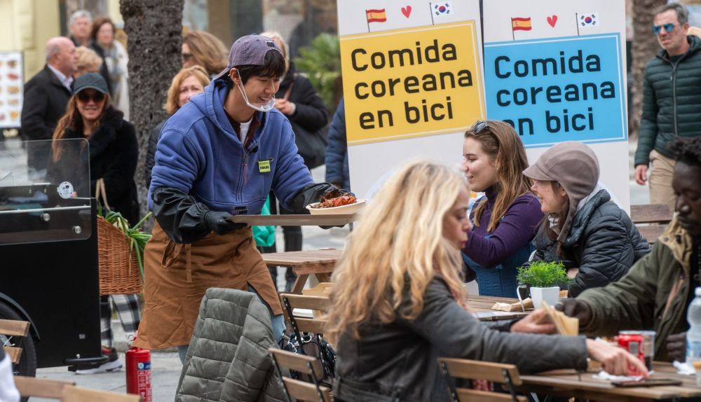 Los famosos preparan comida coreana en la Plaza San Juan de Dios.