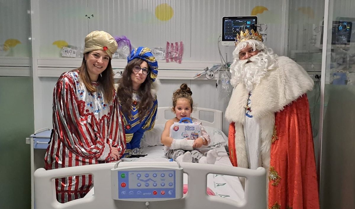 Los Reyes Magos visitan a los pacientes infantiles del Hospital Universitario de Jerez.