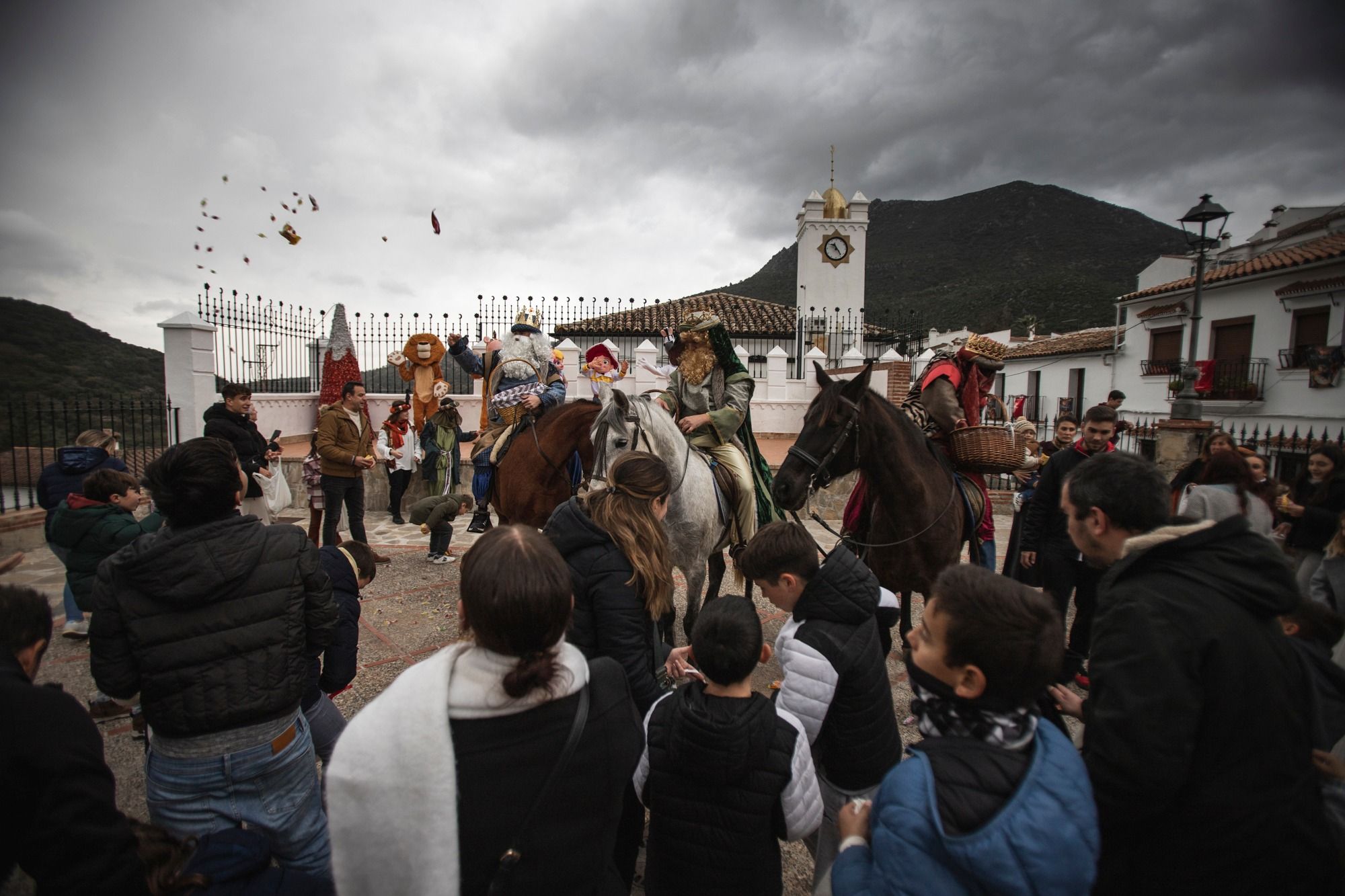 Los Reyes Magos llegan a Benamahoma a caballo.