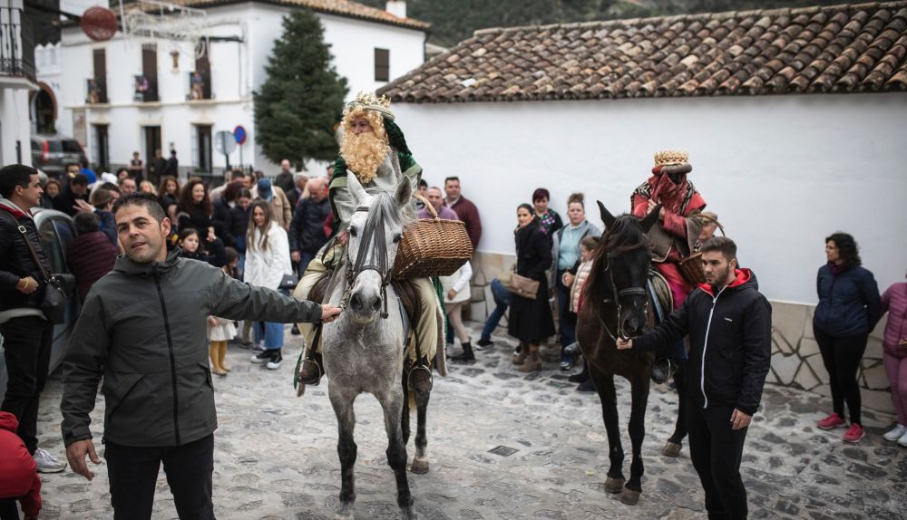 Los Reyes han recorrido el municipio a caballo.