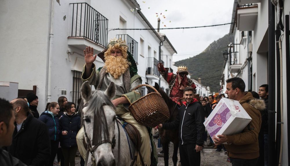 Así ha sido el paseo a caballo de los Reyes en Benamahoma.