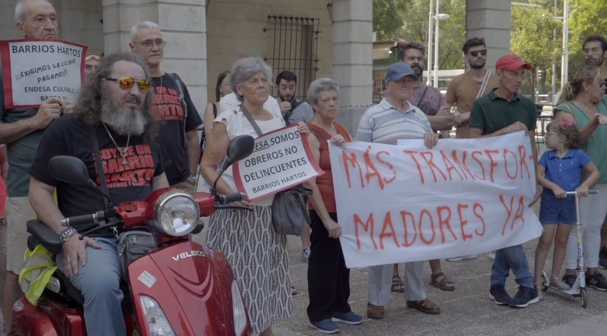 Un fotograma de 'A dos velas', documental que refleja la lucha de los vecinos que sufren cortes de luz en Sevilla.