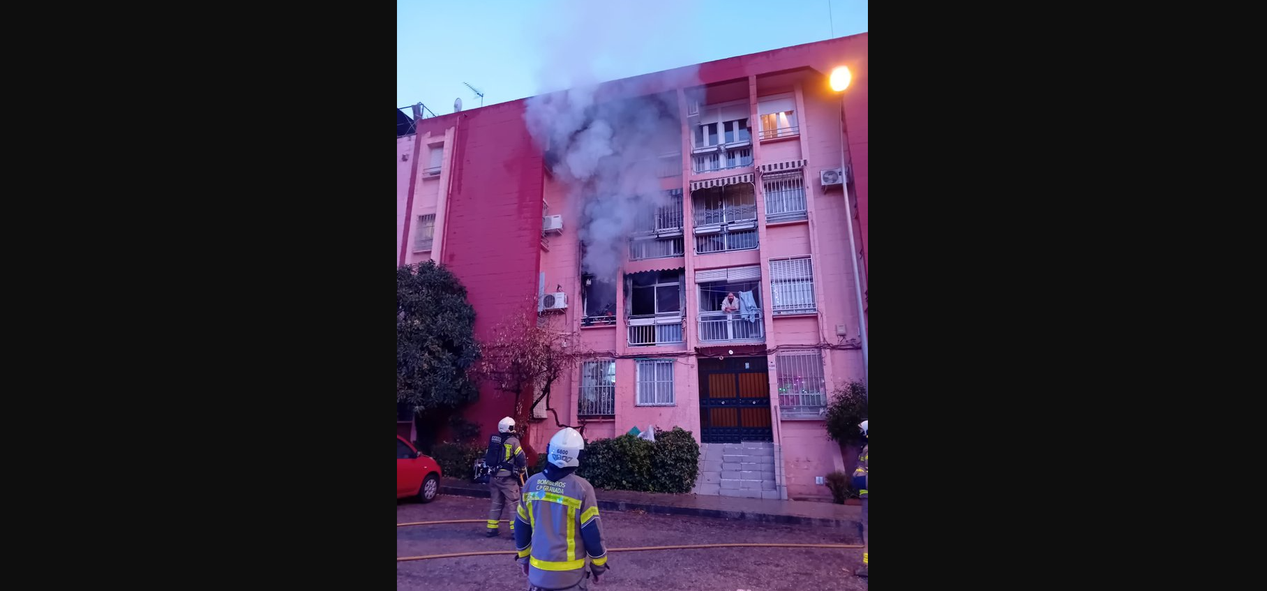 El incendio en granada que ha dejado diez heridos, en una imagen del 112.