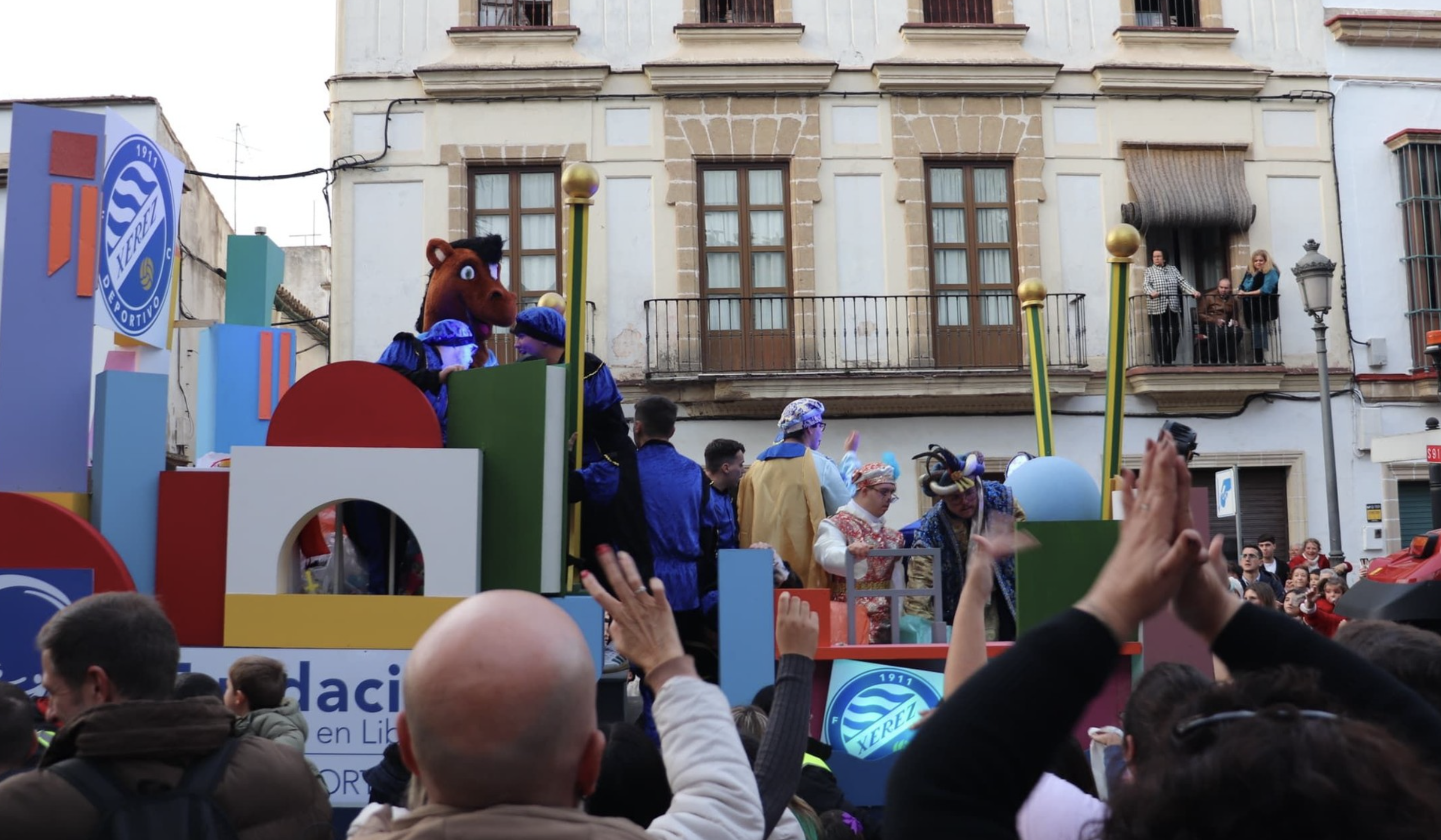 La carroza del Xerez Genuine, durante la Cabalgata de Reyes Magos de Jerez. 