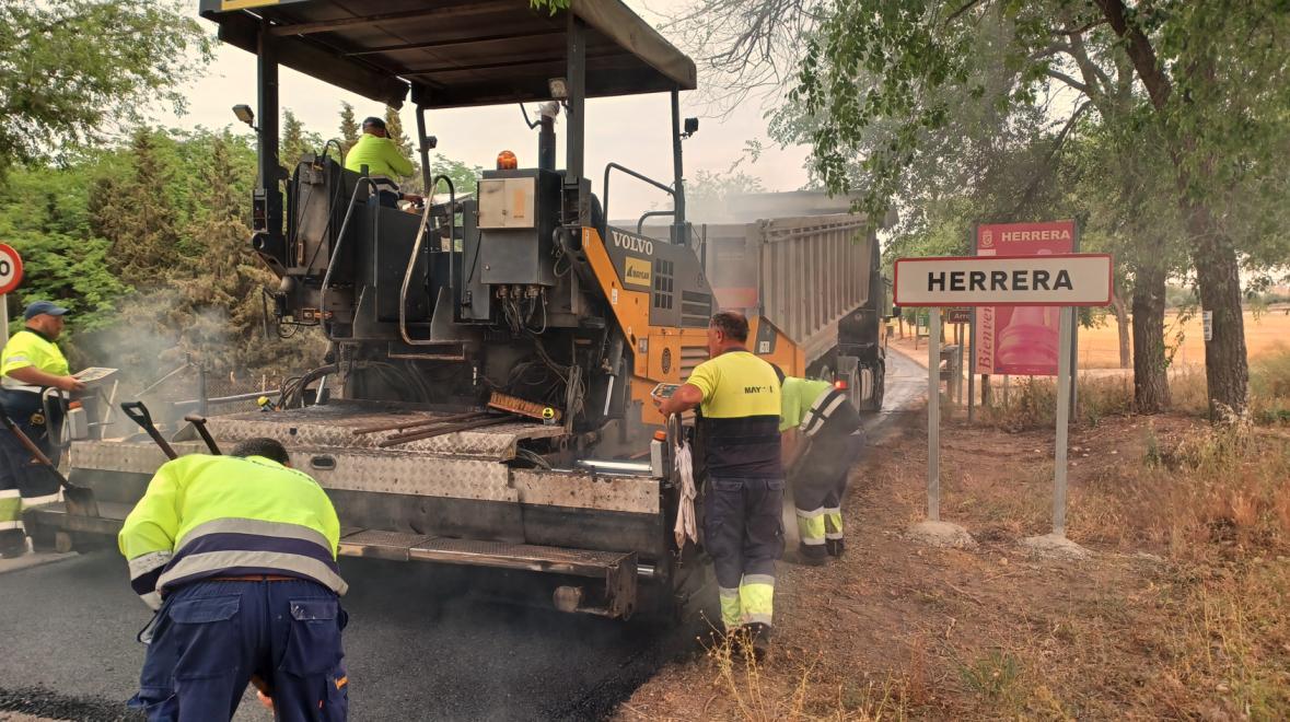 Trabajos de conservación en carreteras de la Sierra Sur.