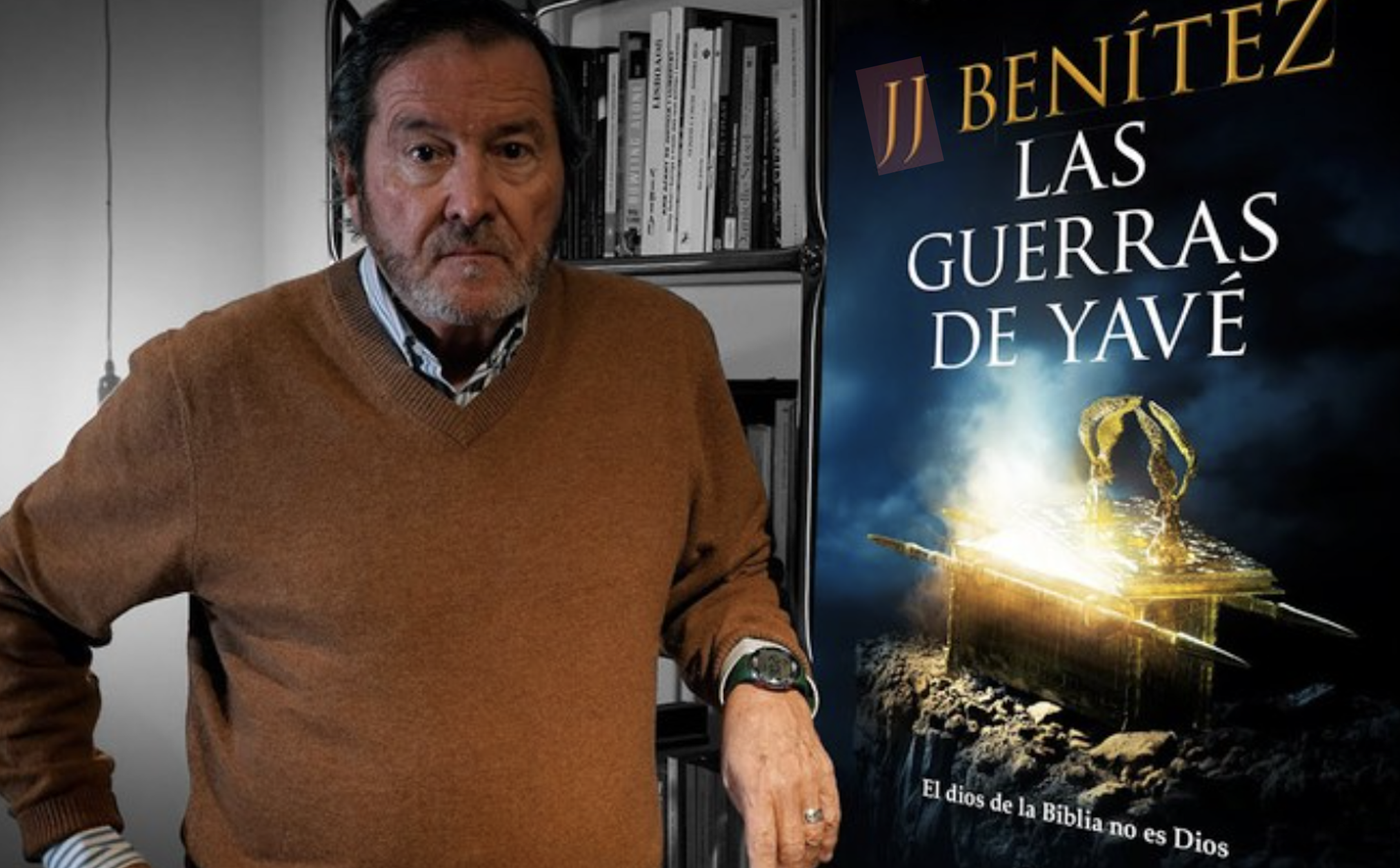 J.J. Benítez, junto al cartel de su libro 'Las guerras de Yavé'.