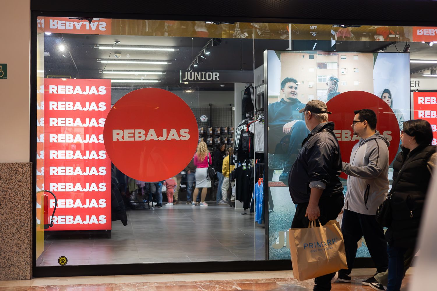 Arrancan las rebajas de enero en el centro comercial Área Sur, en Jerez. 