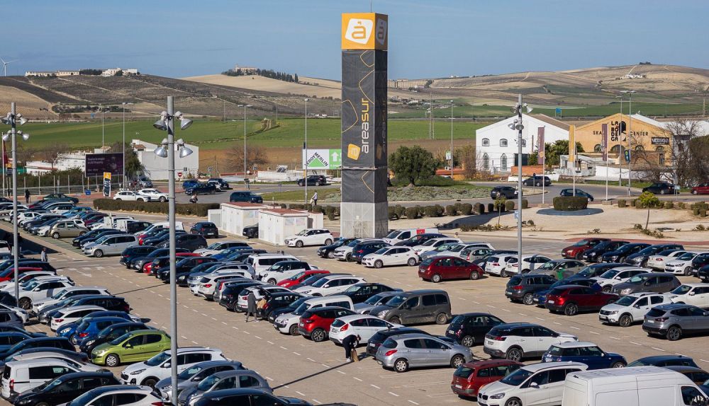 Aparcamientos repletos de coches en rebajas.