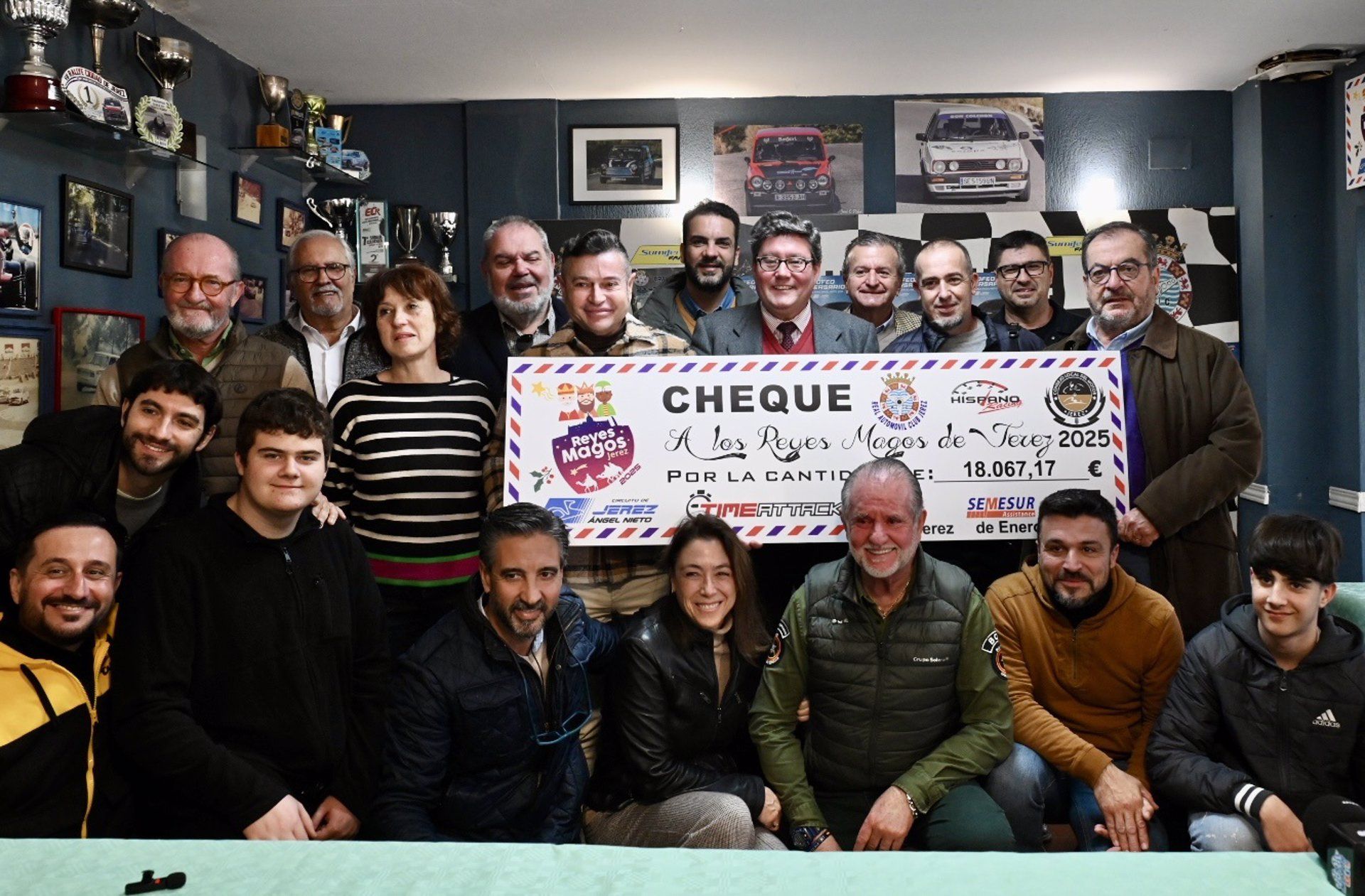 El Real Automóvil Club Jerez entregando el cheque al delegado de Deportes. 