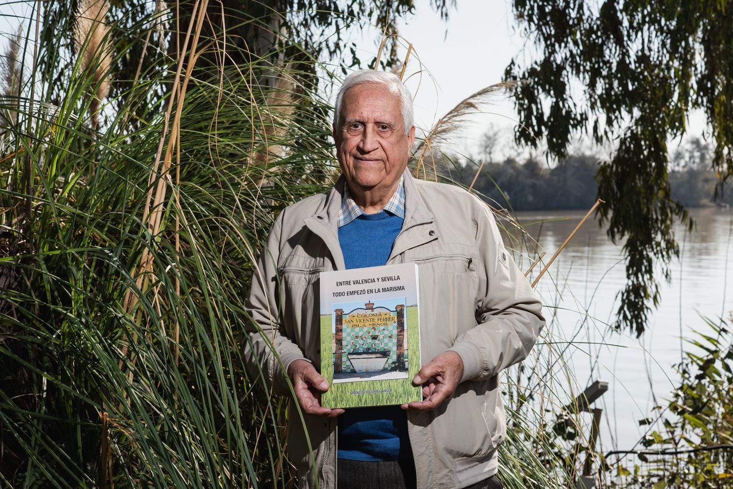 Francisco Curiel Ariza rememora en este libro aquellos años de 1963 a 1973 en que impartió clases en la colonia marismeña de San Vicente Ferrer.