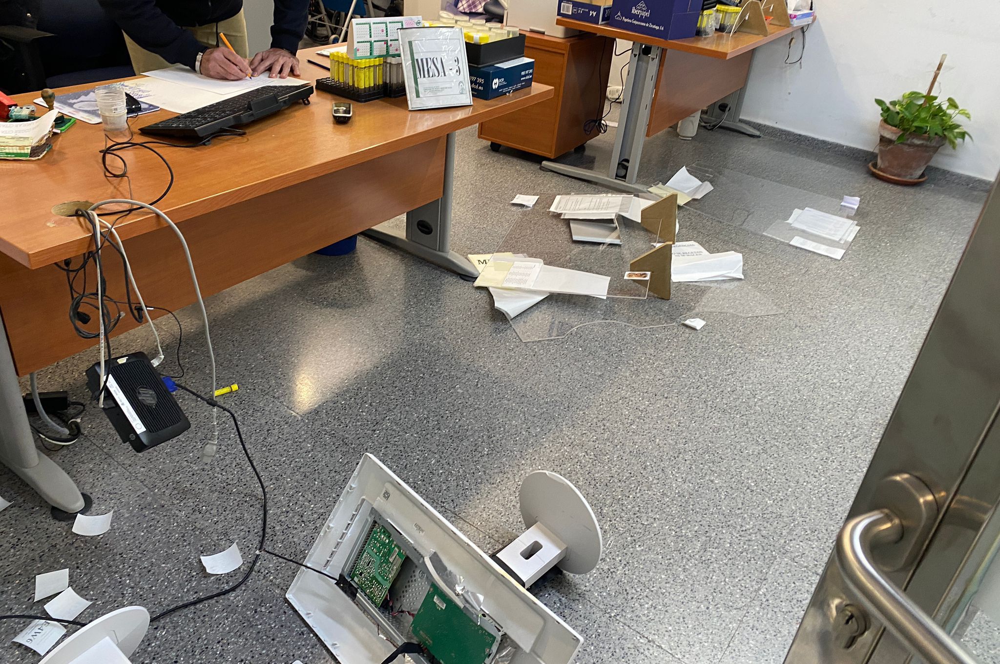 El centro de salud de Las Delicias, en Jerez, tras los destrozos.