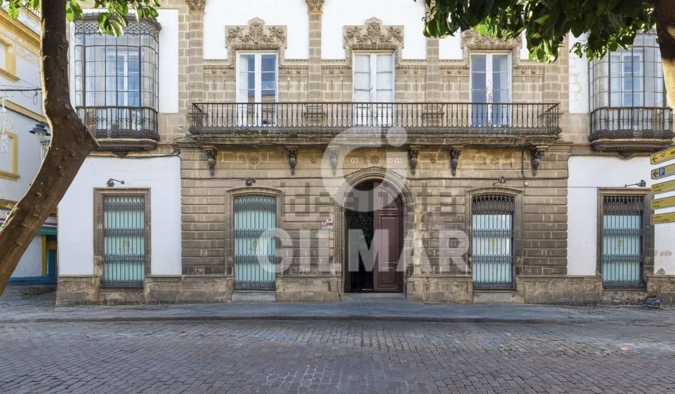 A la venta esta conocida casa palacio en el centro de Jerez: de 1900, con tres plantas y a 1.373 euros/m2.