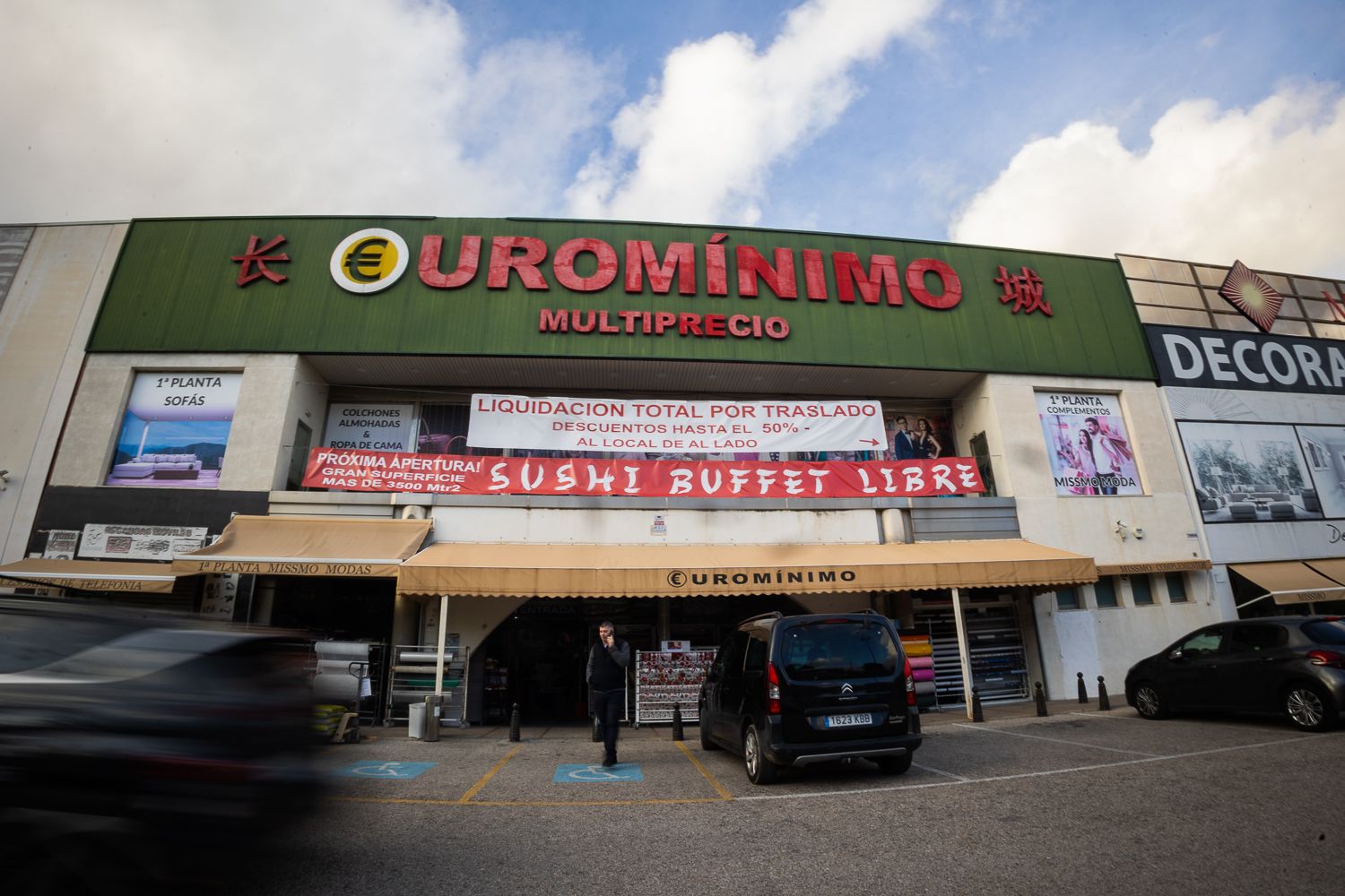 La inmensa nave de la avenida de Europa que en su día perteneció a Muebles Palomino pasará a ser un gran restaurante bufé de comida asiatica.