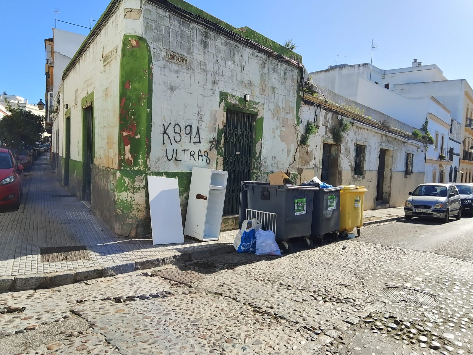 Imagen de un edificio en estado ruinoso en la zona centro de la ciudad.