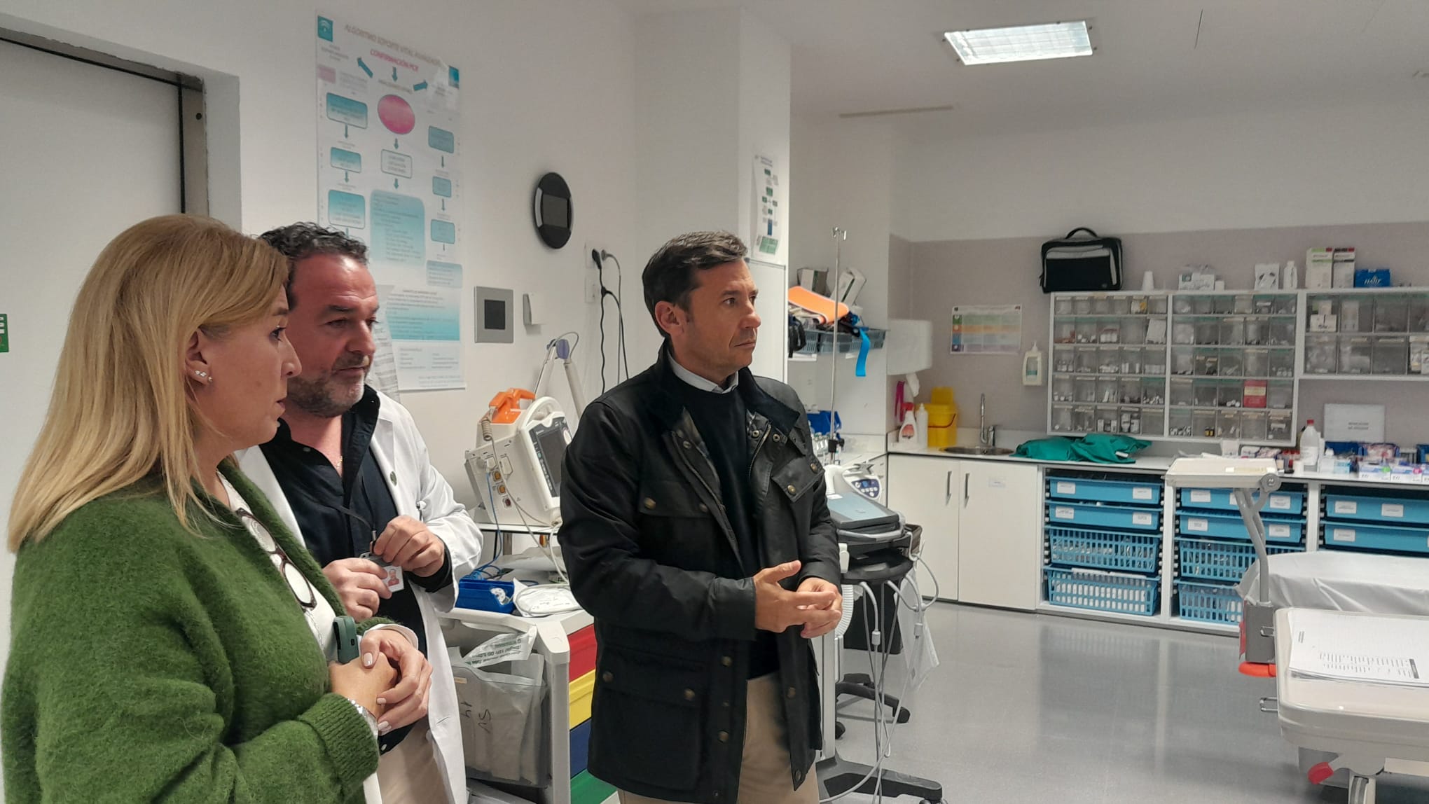 Los responsables de la Junta visitando la ampliación del servicio de Urgencias del Hospital de La Línea. 