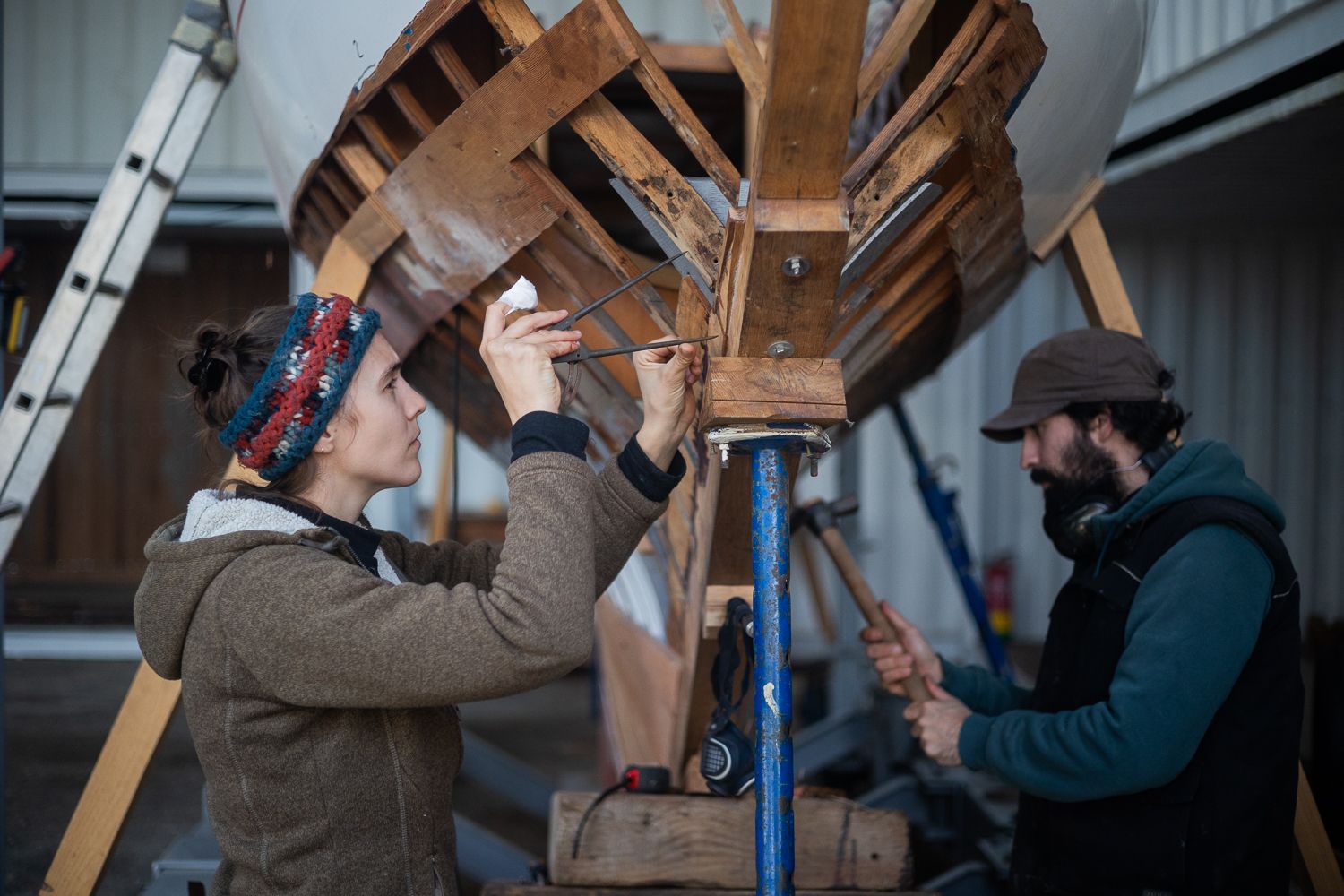 Lea Conteau, y su compañero Daniel, carpinteros de ribera que trabajan en El Puerto.