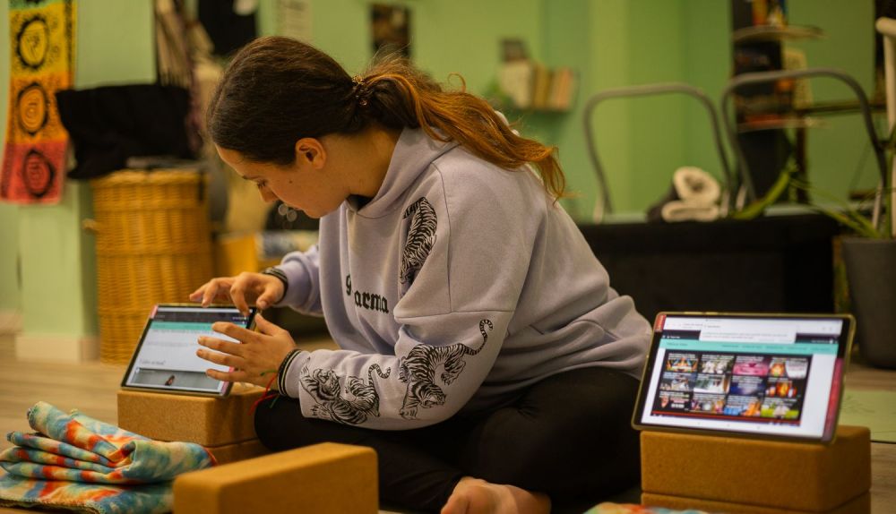 La jerezana prepara las tablets para una clase.