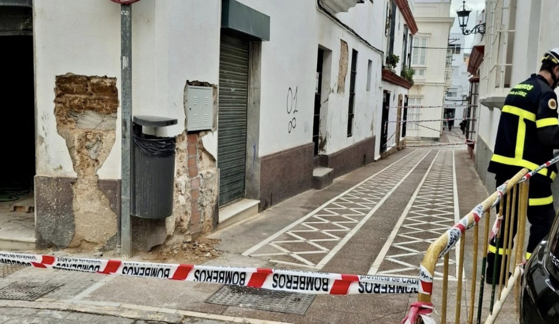 El techo de una obra en la calle Vicario, San Fernando, se ha venido abajo.