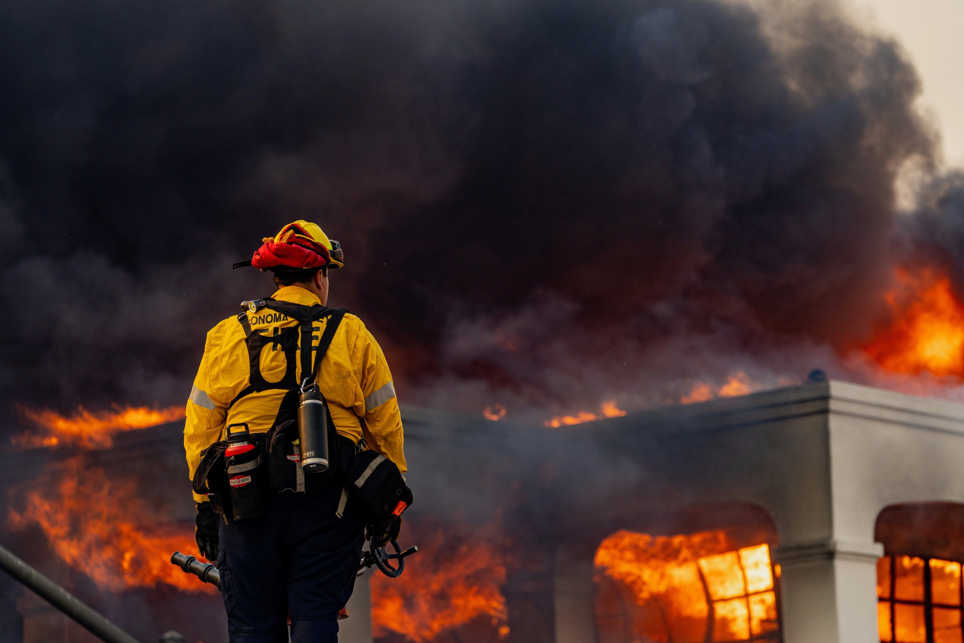 Un bombero desplegado en Los Ángeles, ante el devastador avance de los incendios forestales, en una imagen subida a sus redes por el gobernador de California.