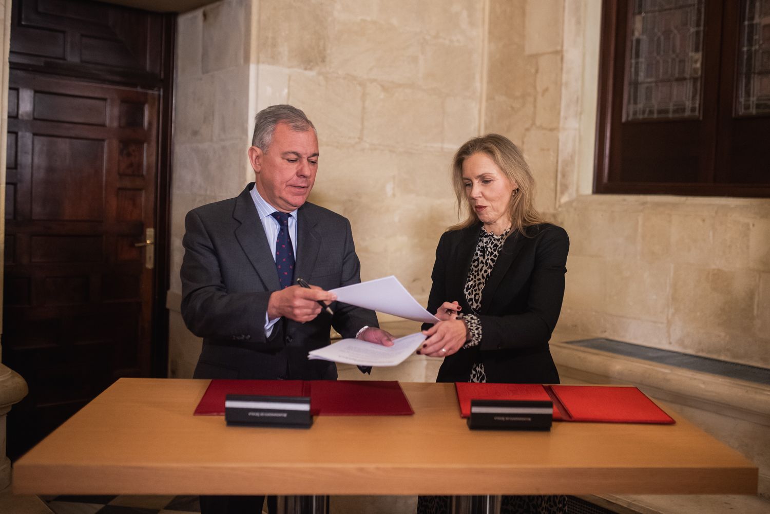 José Luis Sanz y Cristina Peláez en la firma del acuerdo para los presupuestos de Sevilla.