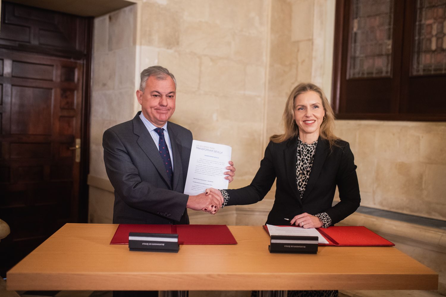 José Luis Sanz y Cristina Peláez en la firma del acuerdo de presupuestos de Sevilla.