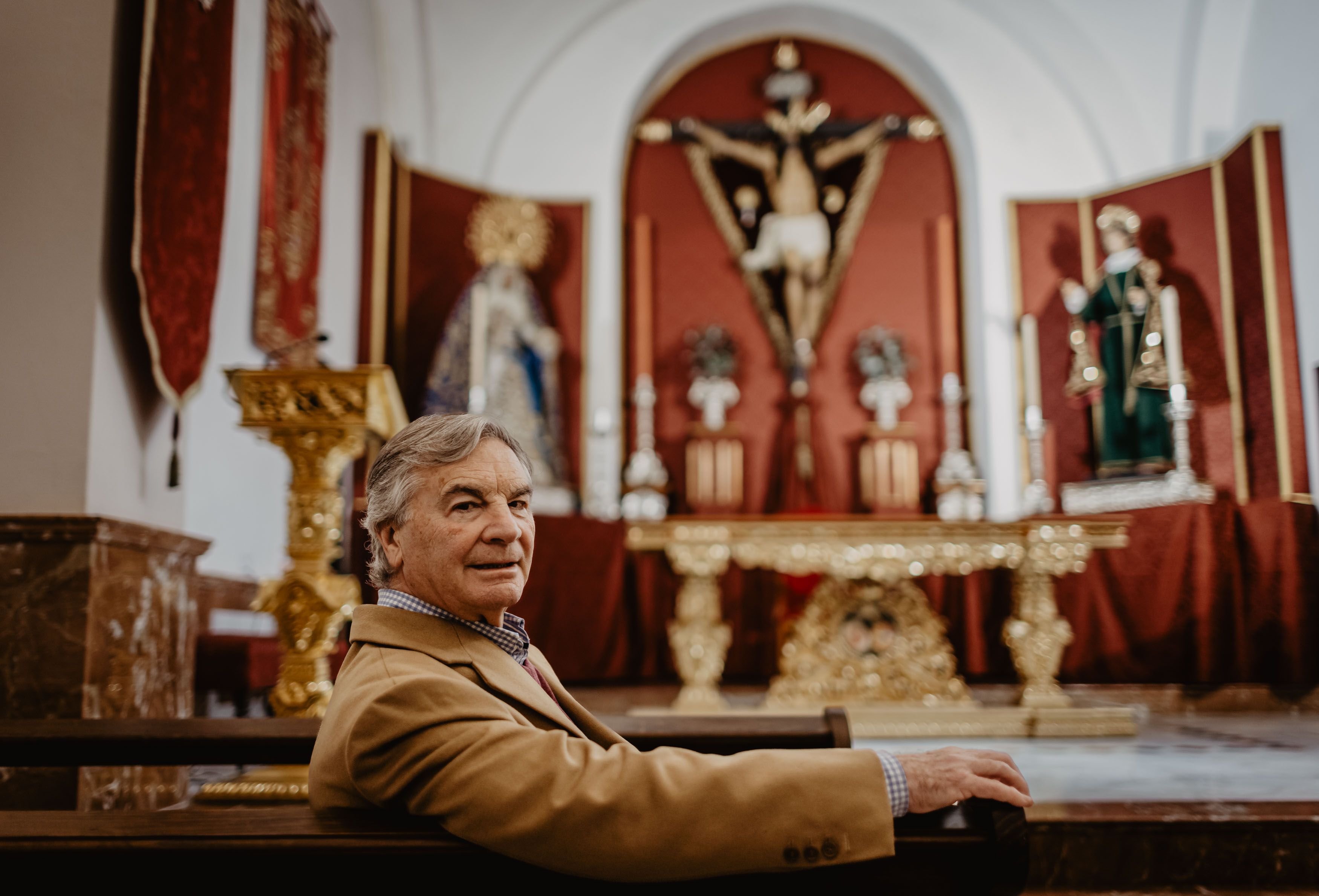 Rodríguez en la ermita ante el altar con los titulares de la cofradía.   ESTEBAN