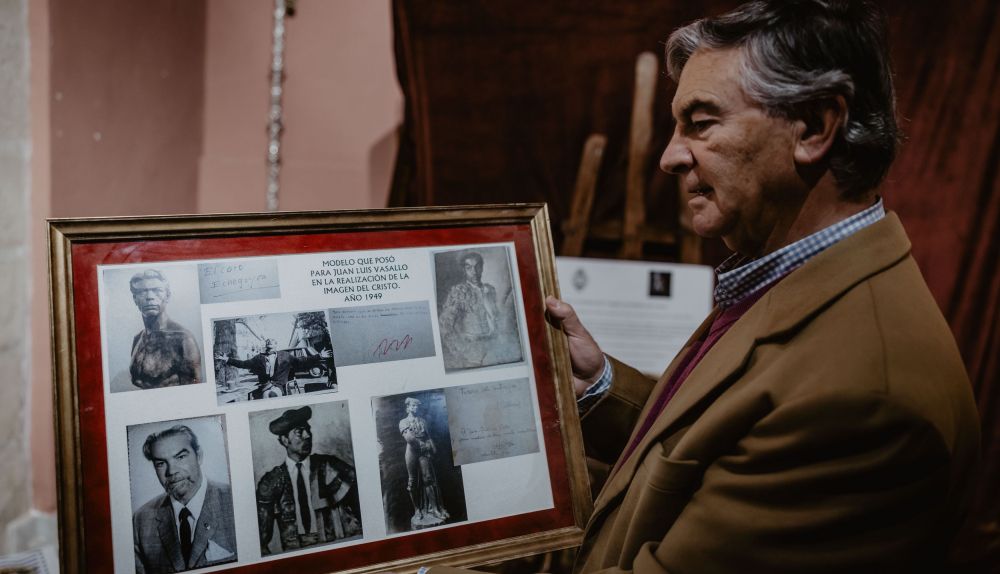 Mostrando fotografías de la persona que sirvió de modelo a Vasallo para crear al Cristo hace 75 años.    ESTEBAN