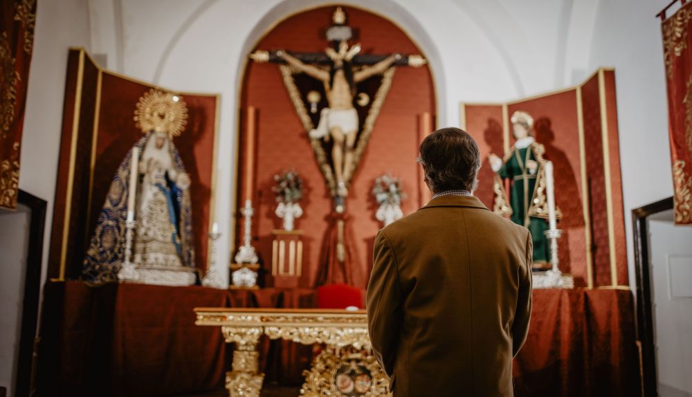 Ante el Cristo, El Valle y San Juan en su altar de San Telmo.  ESTEBAN