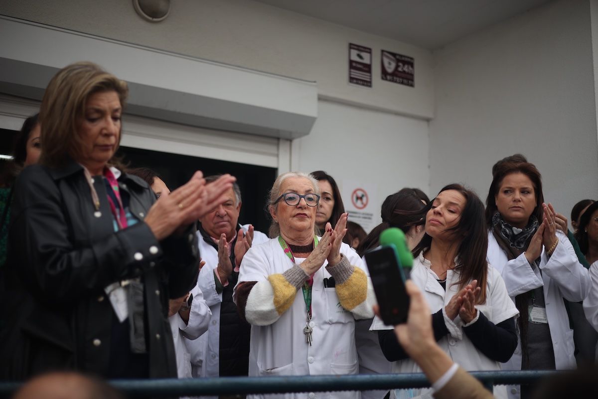 Imagen de la concentración del pasado jueves en el centro de salud de Las Delicias, en Jerez, tras la agresión del día anterior.