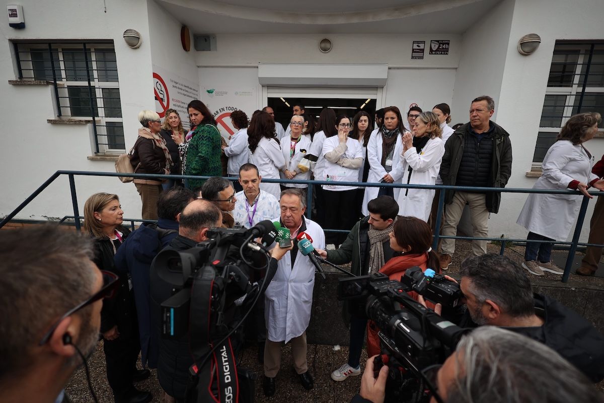 Concentración este jueves de personal del centro de salud de Las Delicias, en Jerez.   MANU GARCÍA