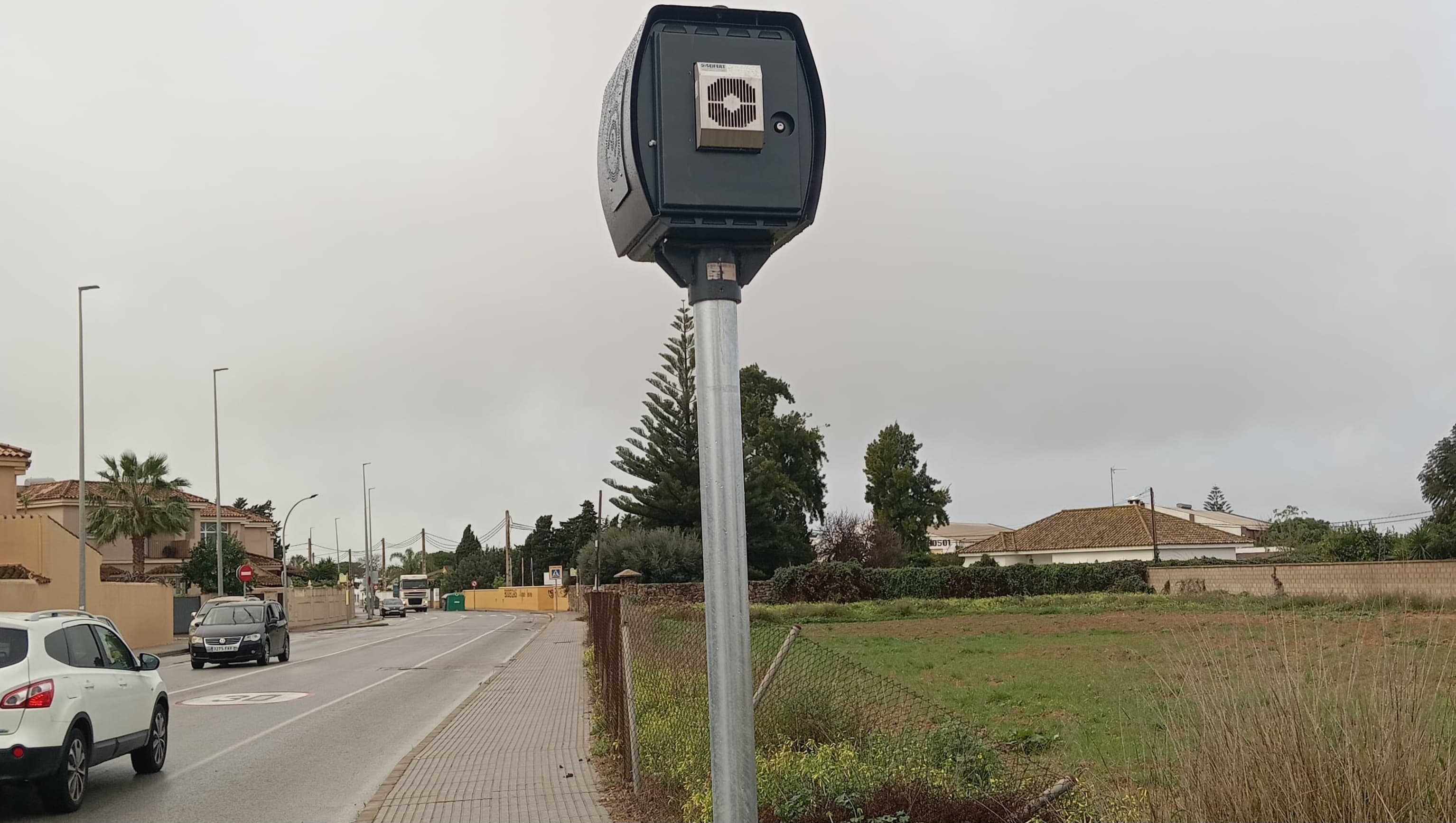 Uno de los radares nuevos, el de la imagen el instalado en la avenida de la Diputación de Chiclana.