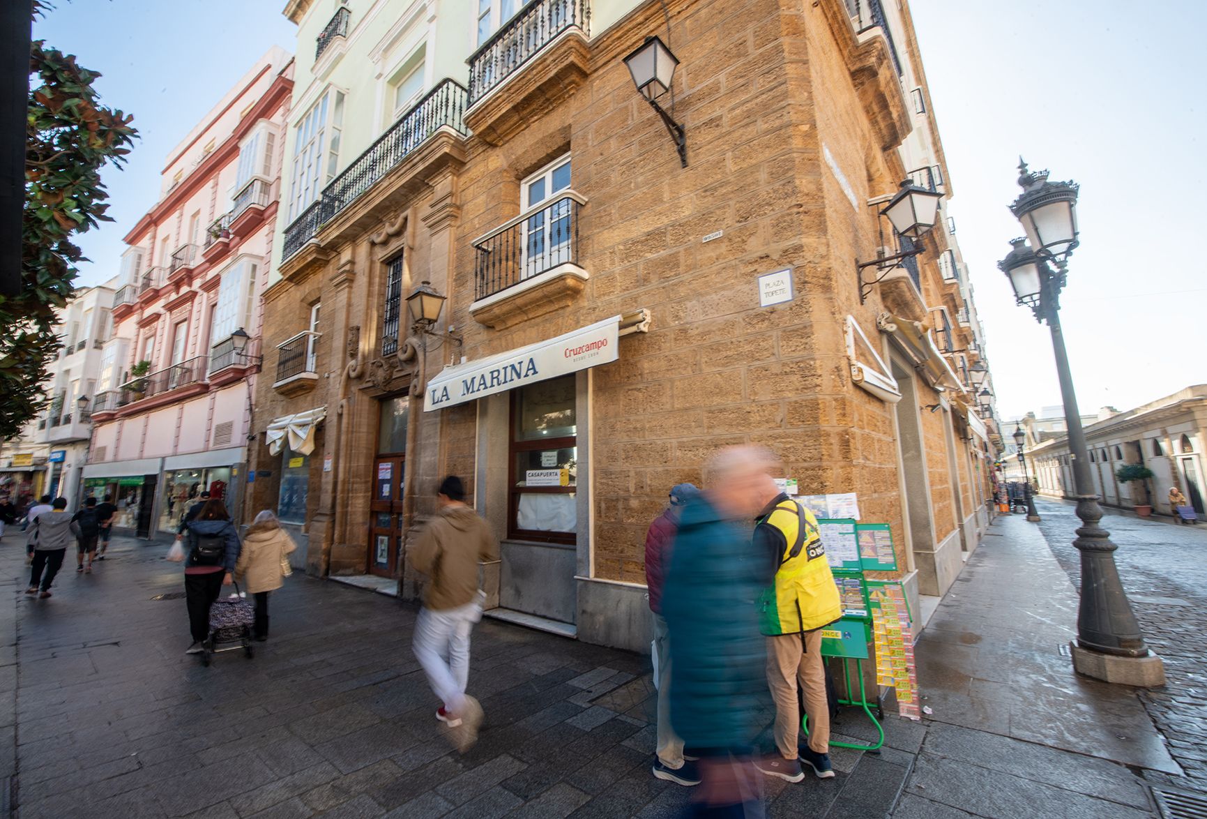 Fachada de la mítica cafetería La Marina, en obras para su nueva vida a partir de abril.