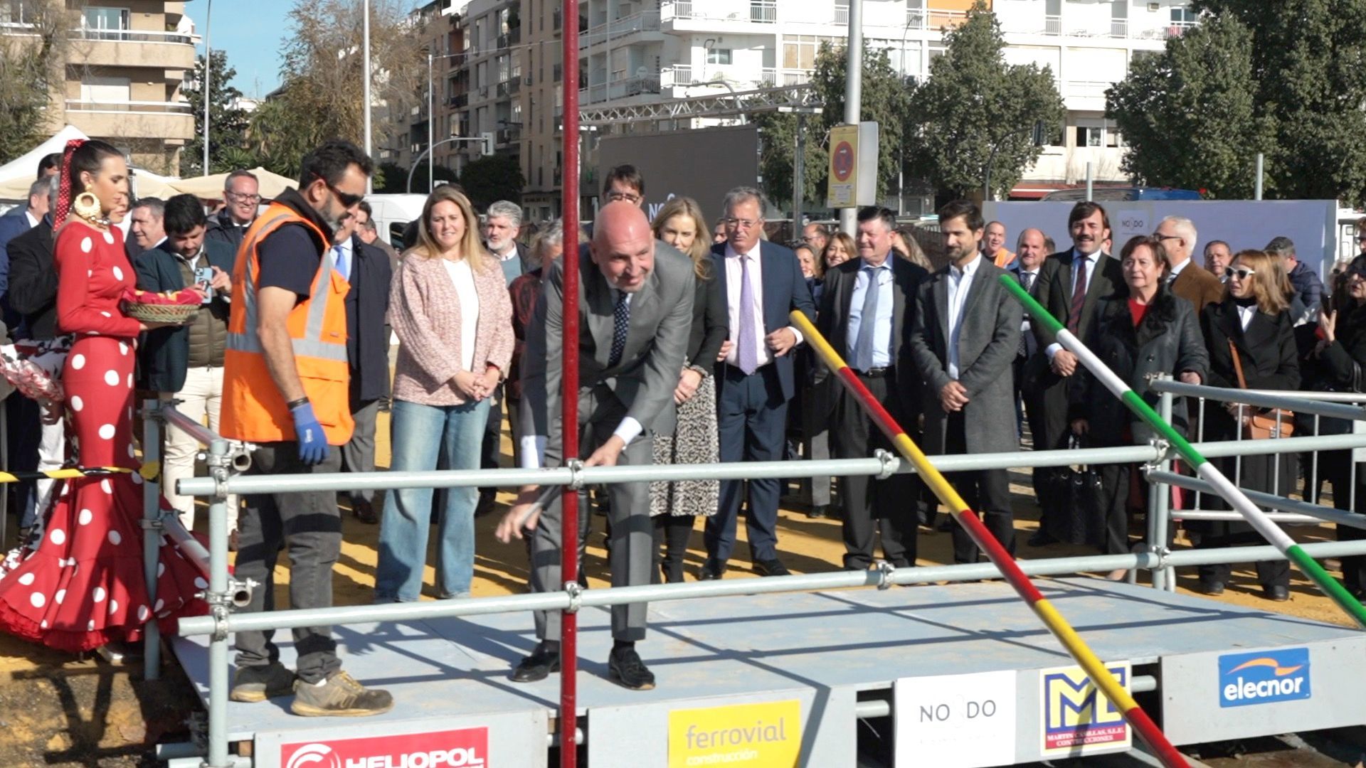 Colocación del primer tubo de la portada de la Feria de Abril.