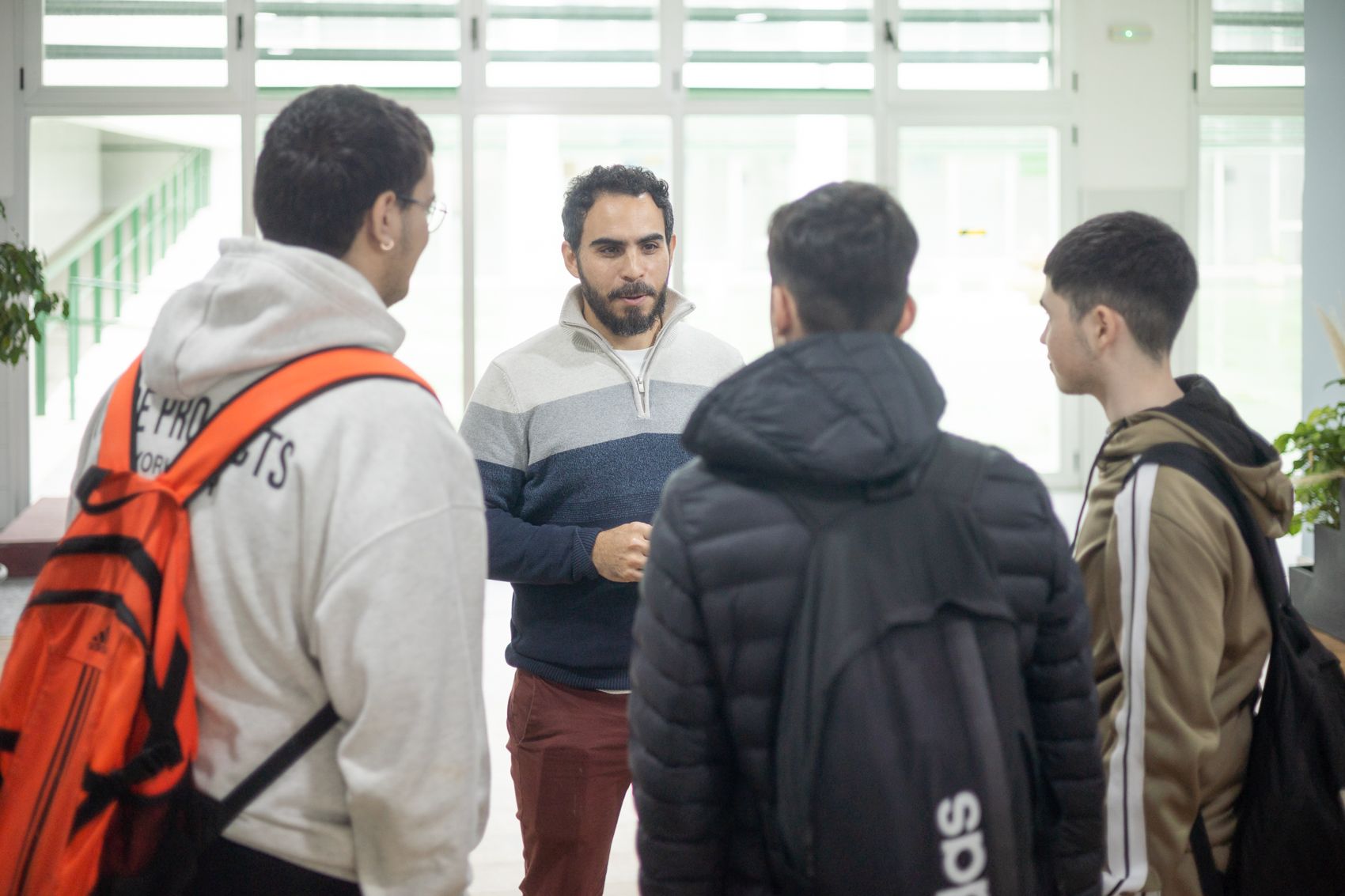 Luis Miguel Romero, orientador del IES La Algaida, en la barriada Río San Pedro de Puerto Real, junto a los estudiantes.