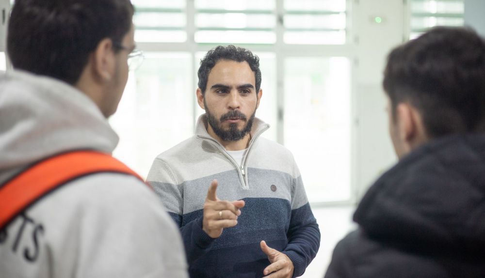 El profesor comenta el proyecto con los alumnos.