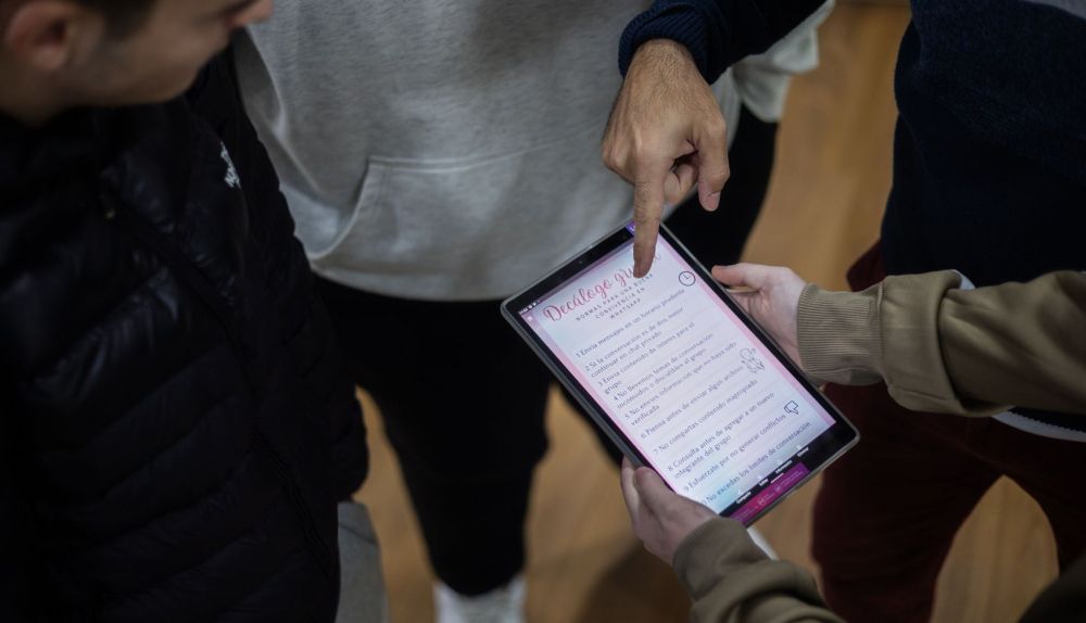 Los estudiantes utilizaron tablets durante la preparación de la charla taller. 