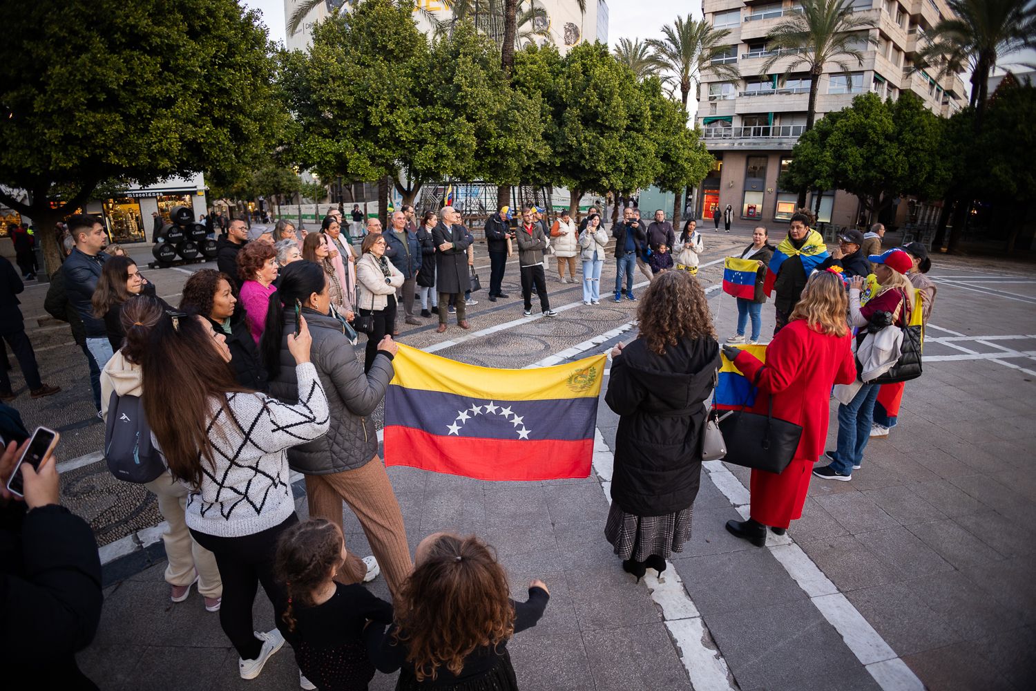 Concentración de venezolanos en la plaza del Arenal, en Jerez.