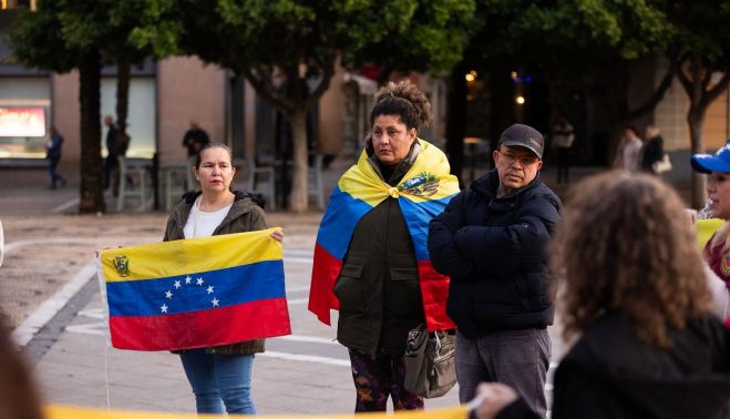 Mujeres ataviadas con la bandera venezolana.