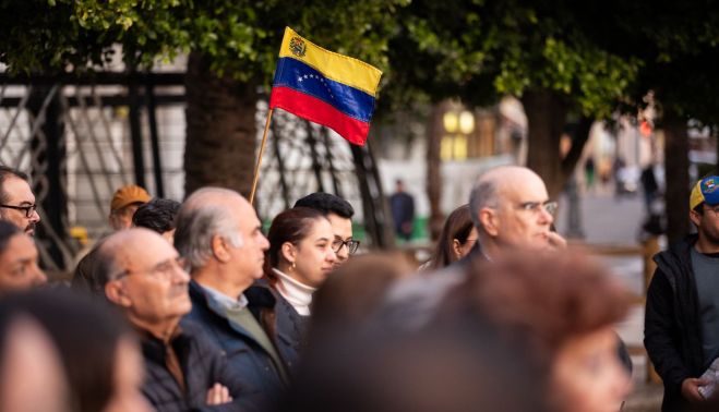 Una bandera venezolana en la concentración del Arenal.