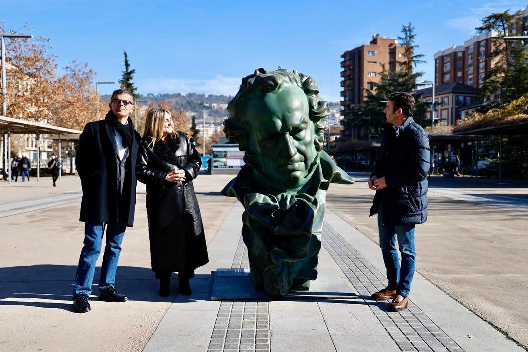 La alcaldesa de Granada, Marifrán Carazo, junto a los 'cabezones' de Goya.