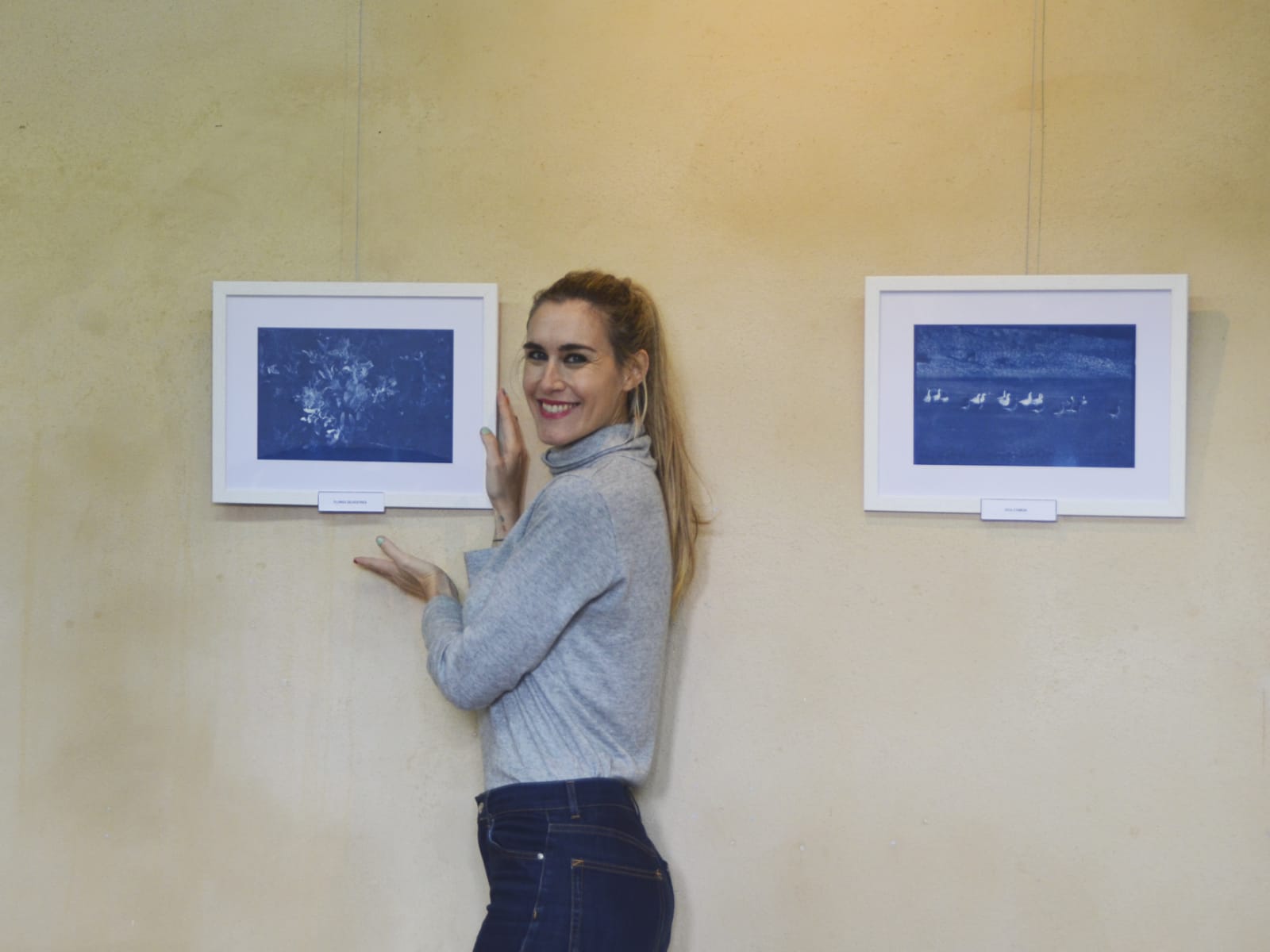 Tamara Cantos, junto a dos de las obras que están en una exposición en Bornos.